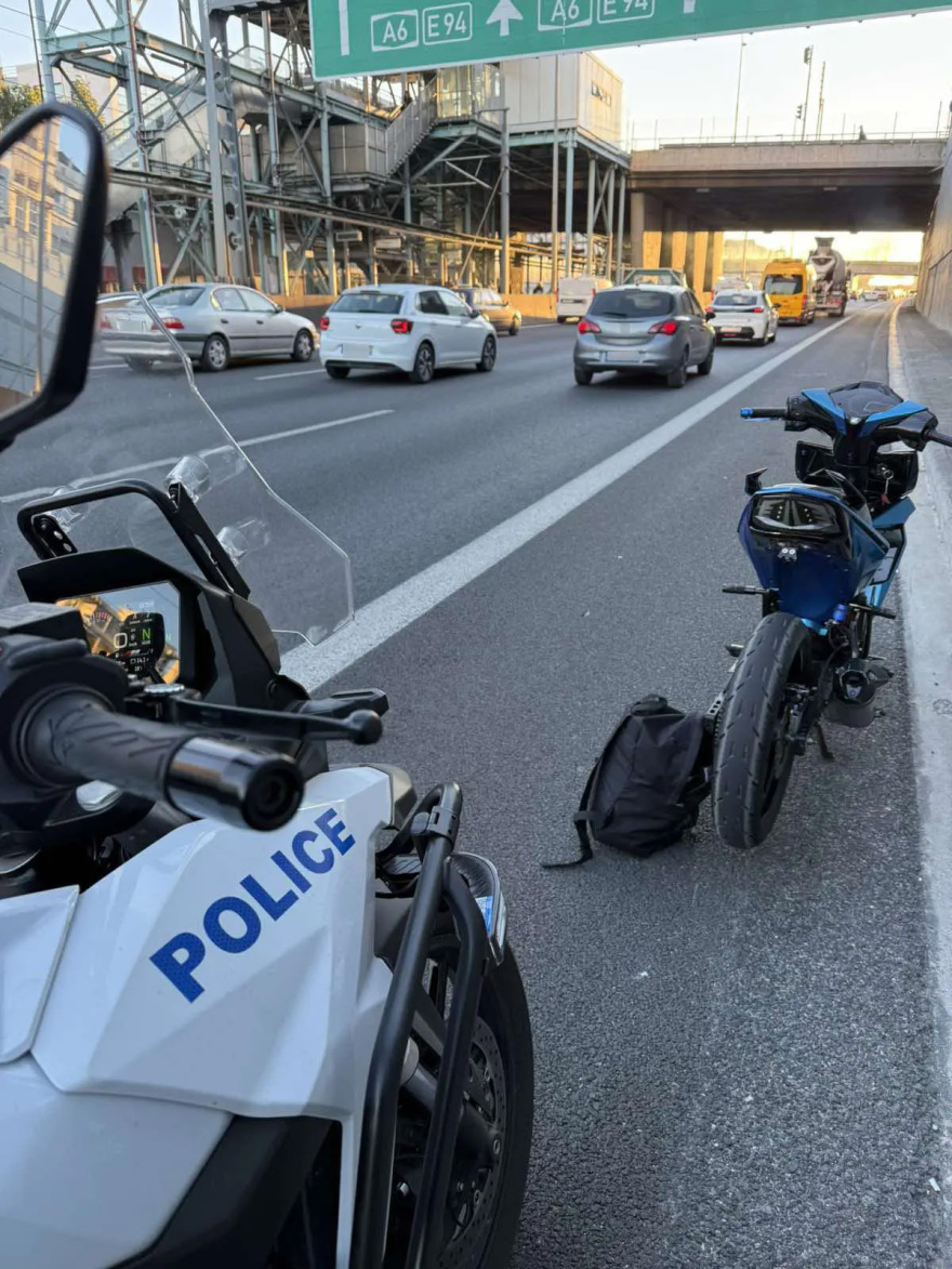 Συνελήφθη ο μοτοσικλετιστής που τραυμάτισε δύο αστυνομικούς στην Αττική Οδό προσπαθώντας να αποφύγει έλεγχο, δεν είχε δίπλωμα