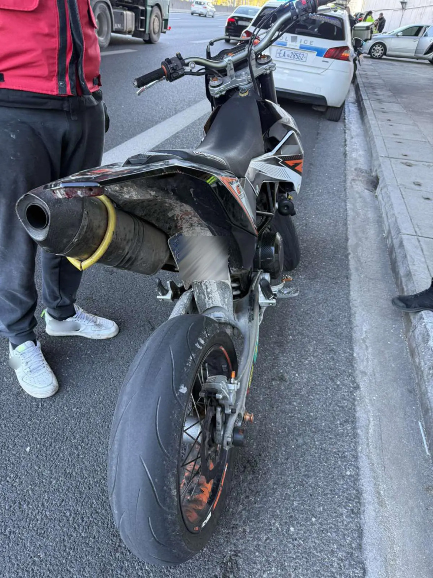 Συνελήφθη ο μοτοσικλετιστής που τραυμάτισε δύο αστυνομικούς στην Αττική Οδό προσπαθώντας να αποφύγει έλεγχο, δεν είχε δίπλωμα