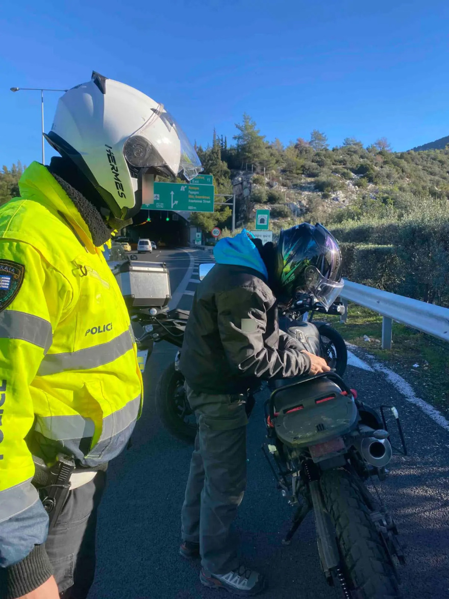 Συνελήφθη ο μοτοσικλετιστής που τραυμάτισε δύο αστυνομικούς στην Αττική Οδό προσπαθώντας να αποφύγει έλεγχο, δεν είχε δίπλωμα