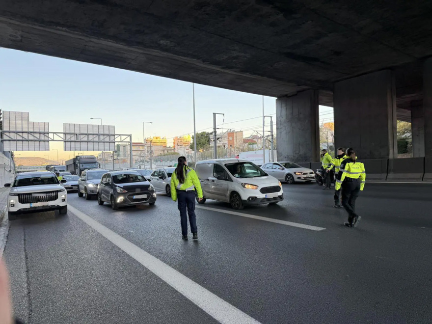 Συνελήφθη ο μοτοσικλετιστής που τραυμάτισε δύο αστυνομικούς στην Αττική Οδό προσπαθώντας να αποφύγει έλεγχο, δεν είχε δίπλωμα