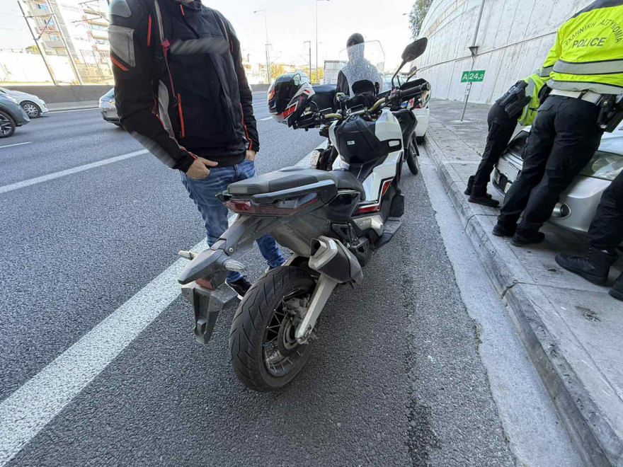 Συνελήφθη ο μοτοσικλετιστής που τραυμάτισε δύο αστυνομικούς στην Αττική Οδό προσπαθώντας να αποφύγει έλεγχο, δεν είχε δίπλωμα