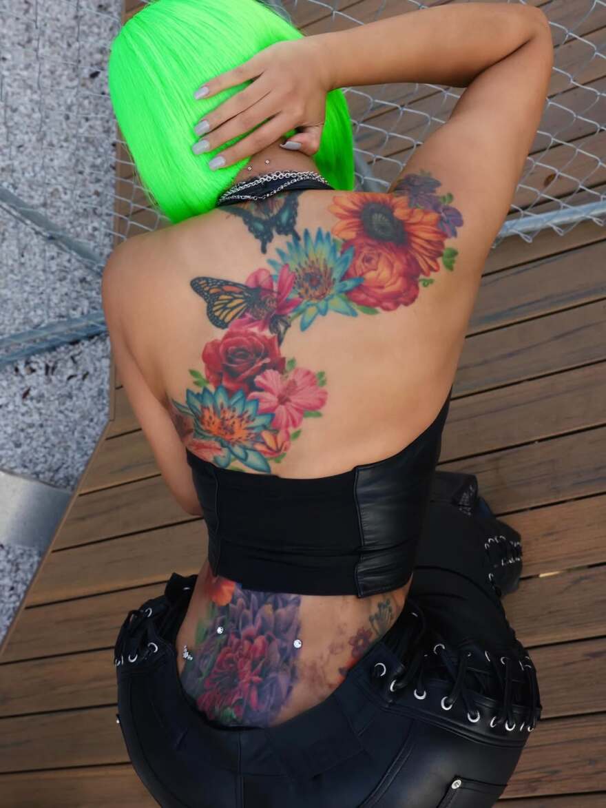 Η Cardi B παρουσίασε με σέξι φωτογράφιση τα νέα piercing της σε... πλάτη και αυχένα