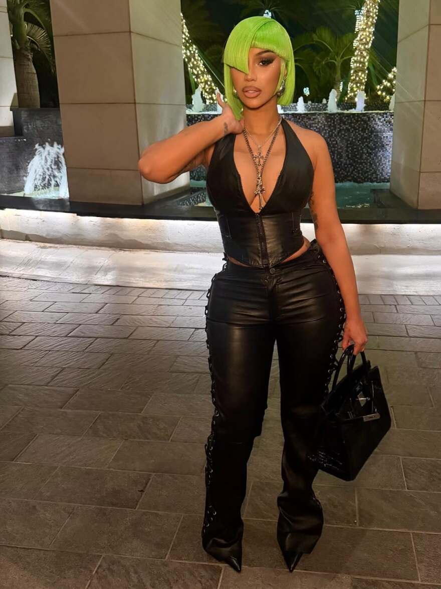 Η Cardi B παρουσίασε με σέξι φωτογράφιση τα νέα piercing της σε... πλάτη και αυχένα