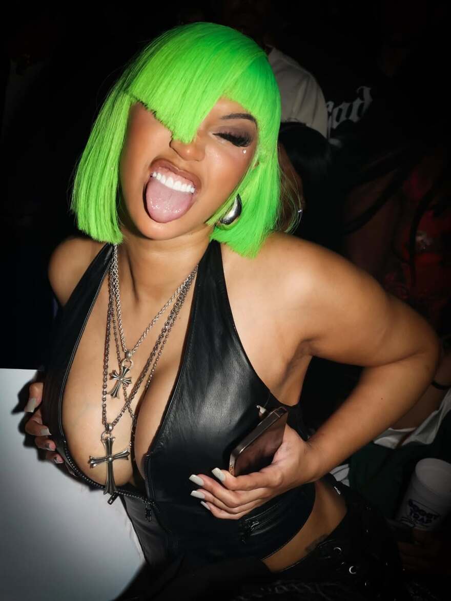 Η Cardi B παρουσίασε με σέξι φωτογράφιση τα νέα piercing της σε... πλάτη και αυχένα