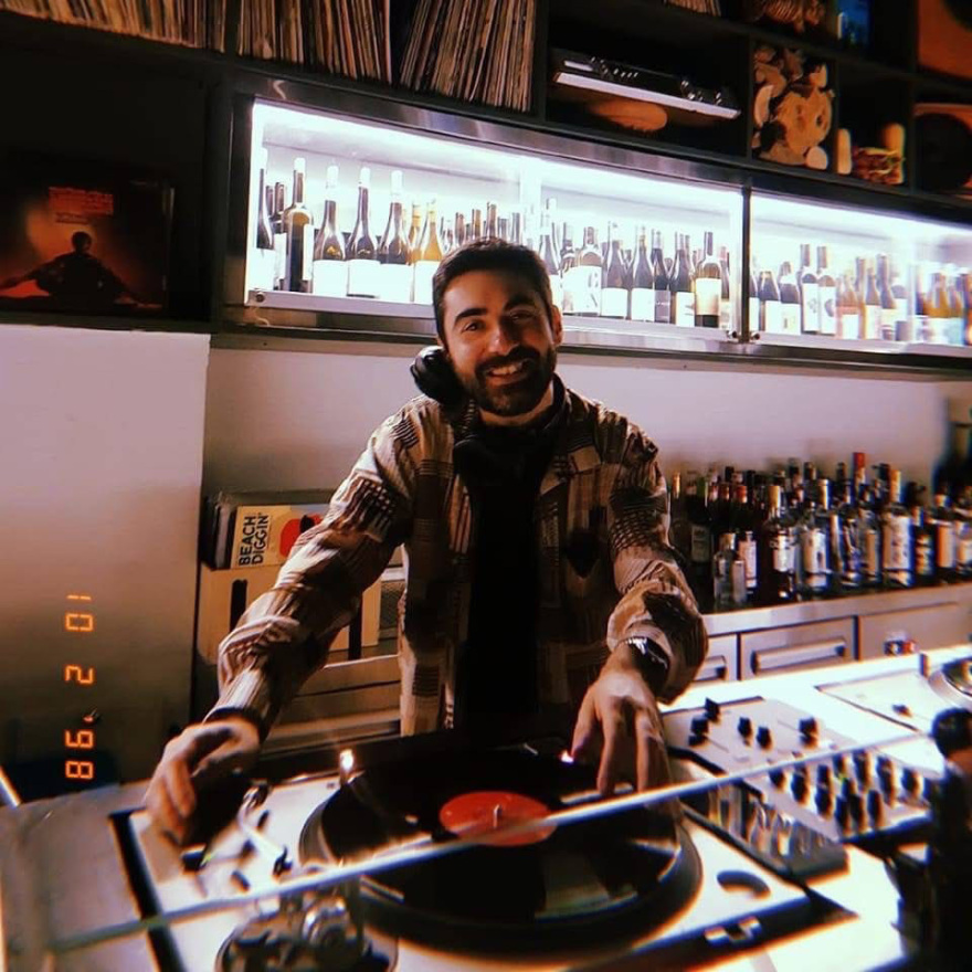 «Πρόσφερα τις πρώτες βοήθειες αλλά είχε πολλαπλά τραύματα»: Συγκλονίζει η ανάρτηση φίλου του DJ για το τροχαίο στην Βουλιαγμένης