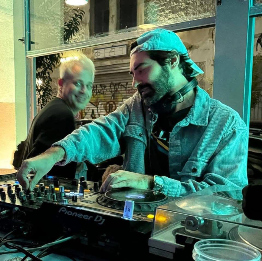 «Πρόσφερα τις πρώτες βοήθειες αλλά είχε πολλαπλά τραύματα»: Συγκλονίζει η ανάρτηση φίλου του DJ για το τροχαίο στην Βουλιαγμένης