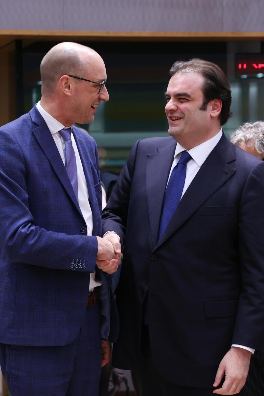 Το παρασκήνιο της εκλογής Πιερρακάκη στο Eurogroup: Οι «υποσχετικές» και οι συμμαχίες πριν από την ψηφοφορία που οδήγησαν στην απόσυρση του Βαν Πέτεγκεμ