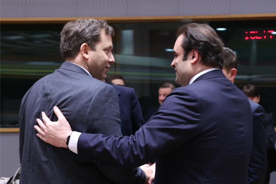 Το παρασκήνιο της εκλογής Πιερρακάκη στο Eurogroup: Οι «υποσχετικές» και οι συμμαχίες πριν από την ψηφοφορία που οδήγησαν στην απόσυρση του Βαν Πέτεγκεμ