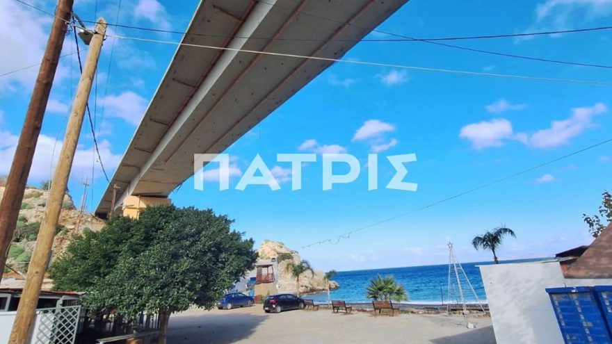 Έπεσαν μεγάλα κομμάτια μπετόν από γέφυρα στο Παλαιόκαστρο, δείτε βίντεο και φωτογραφίες