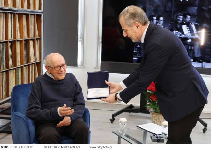 Ο Γιώργος Παπαστεφάνου δώρισε το αρχείο του στην ΕΡΤ: Περιλαμβάνει 7.000 βινύλια και σπάνιες συλλογές βιβλίων