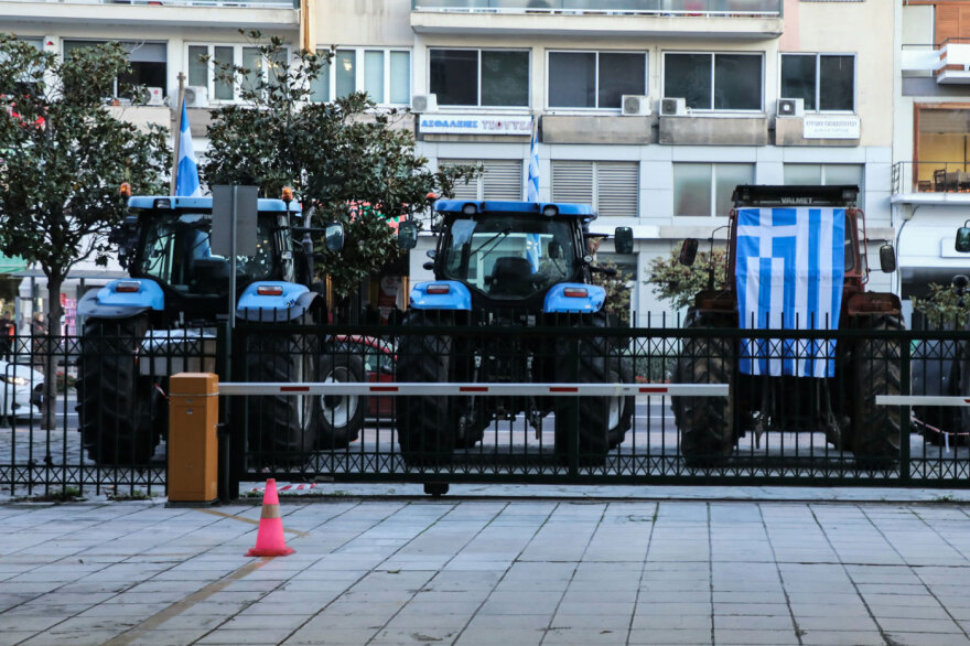 Ένταση στην Καβάλα: Αγρότες έκαναν κατάληψη του κτηρίου της Αντιπεριφέρειας και πέταξαν άχυρα και γάλα

