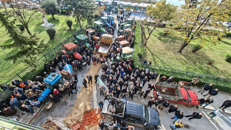 Ένταση στην Καβάλα: Αγρότες έκαναν κατάληψη του κτηρίου της Αντιπεριφέρειας και πέταξαν άχυρα και γάλα
