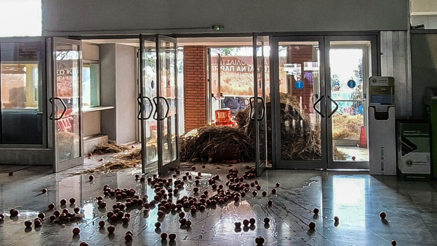 Ένταση στην Καβάλα: Αγρότες έκαναν κατάληψη του κτηρίου της Αντιπεριφέρειας και πέταξαν άχυρα και γάλα
