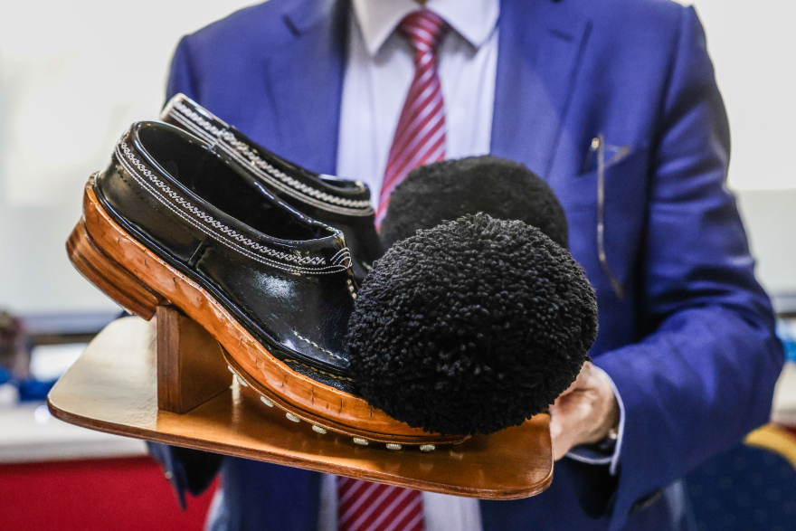 Ένα χειροποίητο ζευγάρι τσαρούχια από την Ήπειρο το δώρο της Προεδρικής Φρουράς στον Κωνσταντίνο Τασούλα 