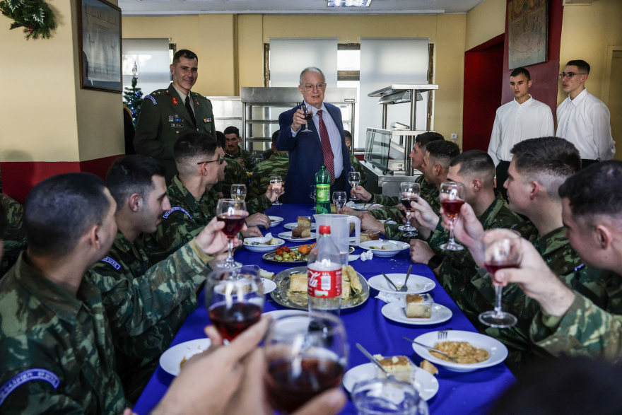Ένα χειροποίητο ζευγάρι τσαρούχια από την Ήπειρο το δώρο της Προεδρικής Φρουράς στον Κωνσταντίνο Τασούλα