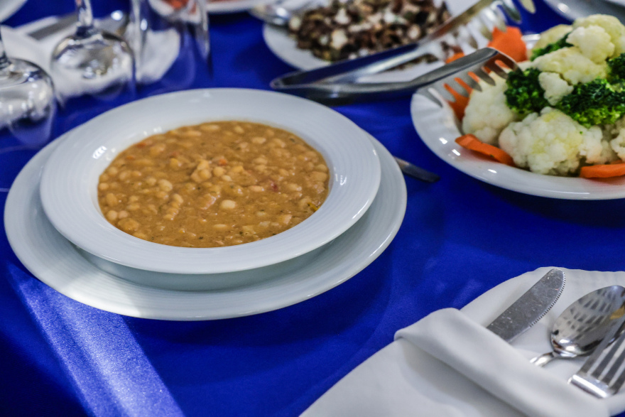 Ένα χειροποίητο ζευγάρι τσαρούχια από την Ήπειρο το δώρο της Προεδρικής Φρουράς στον Κωνσταντίνο Τασούλα 