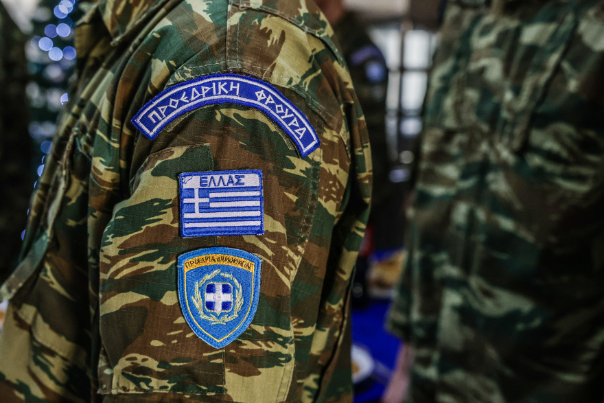 Ένα χειροποίητο ζευγάρι τσαρούχια από την Ήπειρο το δώρο της Προεδρικής Φρουράς στον Κωνσταντίνο Τασούλα