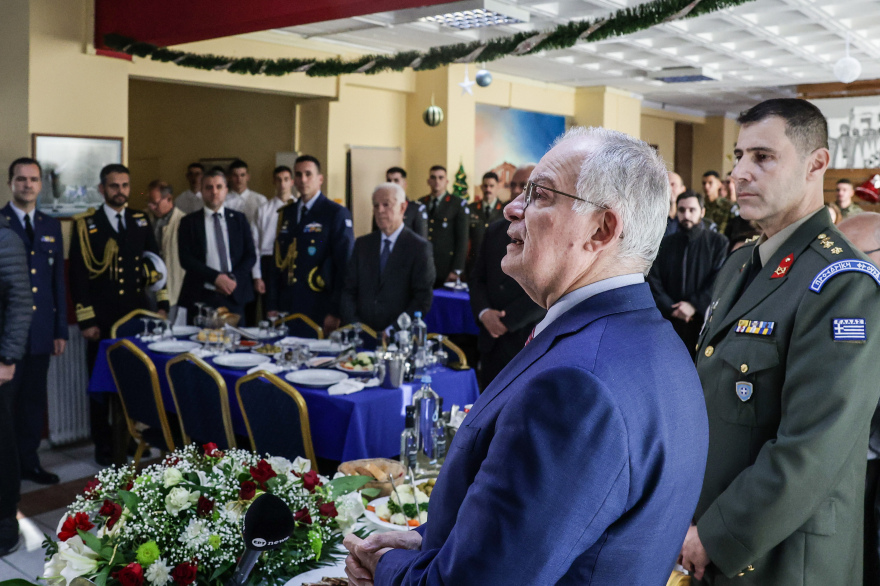 Ένα χειροποίητο ζευγάρι τσαρούχια από την Ήπειρο το δώρο της Προεδρικής Φρουράς στον Κωνσταντίνο Τασούλα