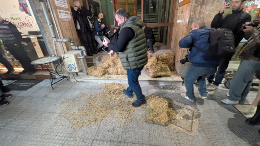 Αγρότες πέταξαν άχυρα έξω από τα γραφεία βουλευτών της Νέας Δημοκρατίας στη Λάρισα, δείτε βίντεο και φωτογραφίες