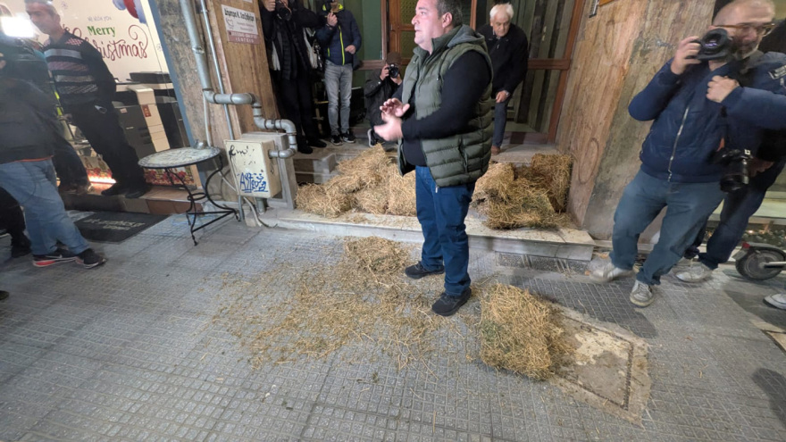 Αγρότες πέταξαν άχυρα έξω από τα γραφεία βουλευτών της Νέας Δημοκρατίας στη Λάρισα, δείτε βίντεο και φωτογραφίες