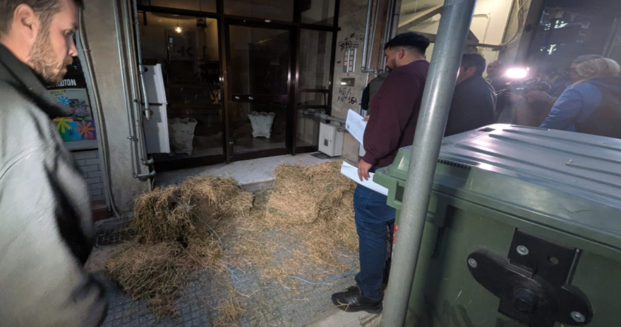 Αγρότες πέταξαν άχυρα έξω από τα γραφεία βουλευτών της Νέας Δημοκρατίας στη Λάρισα, δείτε βίντεο και φωτογραφίες