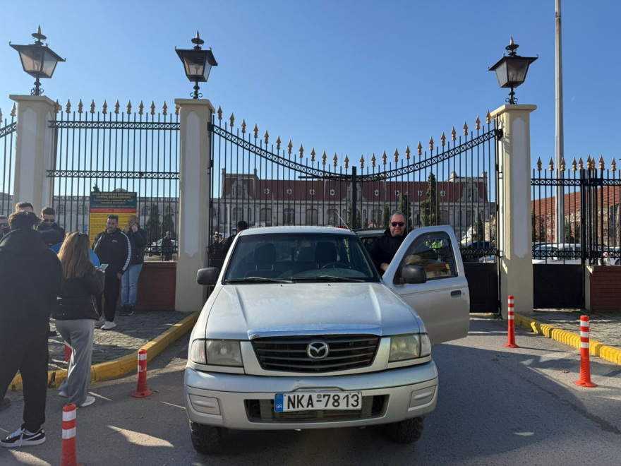 Προς το λιμάνι της Θεσσαλονίκης κατευθύνονται αγρότες με τρακτέρ, οι Αρχές έκλεισαν τις πύλες