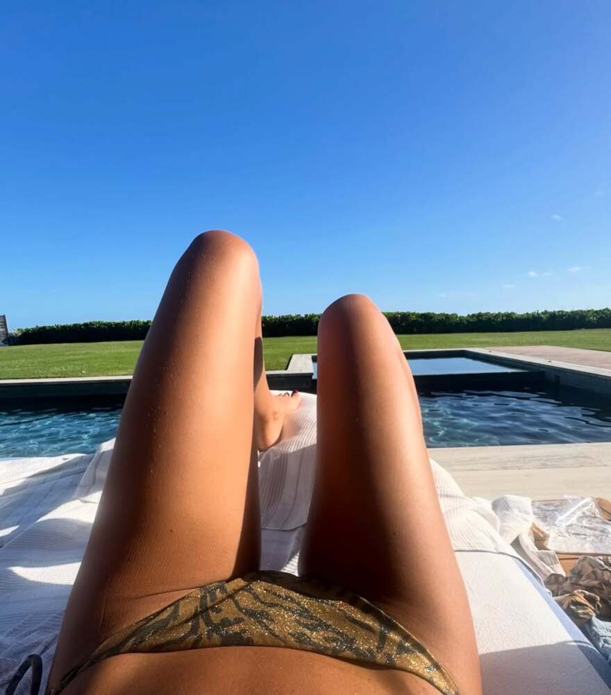 Τζέσικα Άλμπα: «Πασαρέλα» με μπικίνι στις διακοπές για την Ημέρα των Ευχαριστιών
