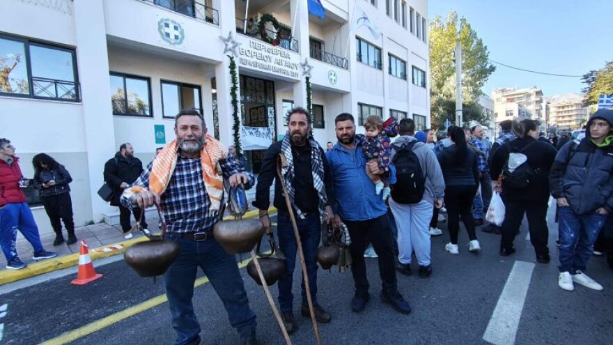 Με τρακτέρ, κόρνες και καπνογόνα διέσχισαν τη Θεσσαλονίκη και έφτασαν στο λιμάνι οι αγρότες, κλειστές οι πύλες
