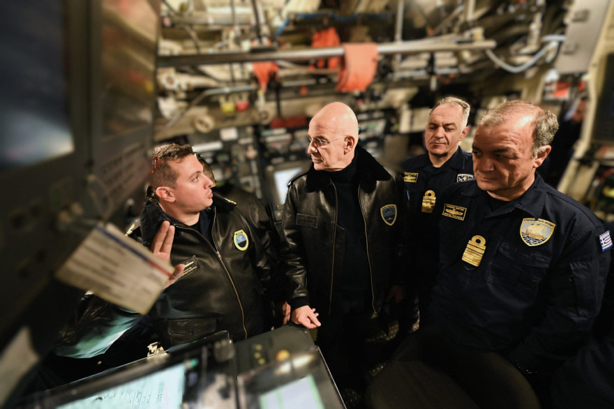 Νίκος Δένδιας: Επιβιβάστηκε στο υποβρύχιο «Πιπίνος» για βολή με νέου τύπου τορπίλη