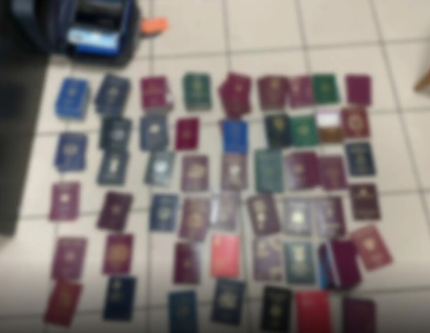 Εντόπισαν αποθήκη στην Ομόνοια με εκατοντάδες κλεμμένες ταυτότητες, διπλώματα και διαβατήρια - Συνελήφθη 45χρονος