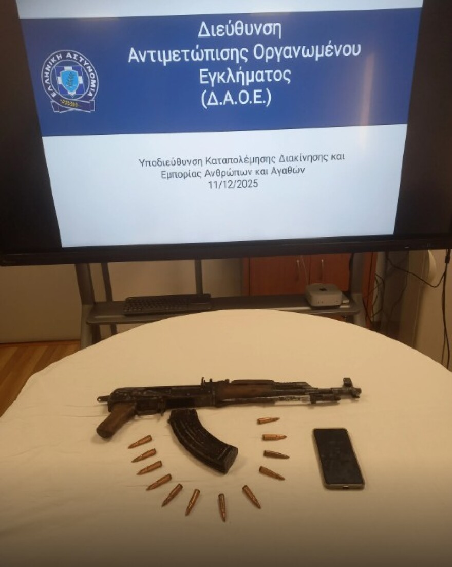 Συνελήφθη σε σταθμό ΚΤΕΛ της Αθήνας 20χρονος που κατείχε και μετέφερε καλάσνικοφ