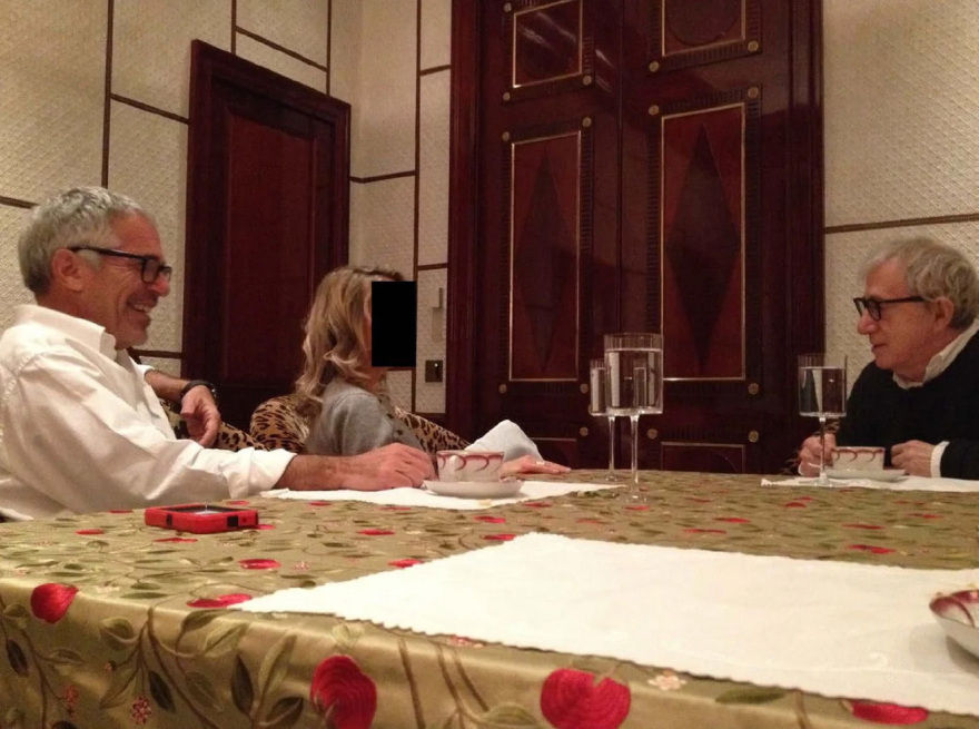 Νέες φωτογραφίες του Έπσταϊν και των καλεσμένων του στη δημοσιότητα: Προφυλακτικά «Τραμπ» και πάρτι με γυναίκες