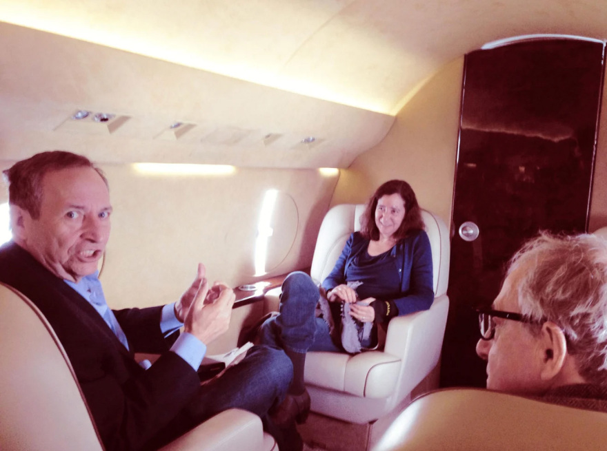 Νέες φωτογραφίες του Έπσταϊν και των καλεσμένων του στη δημοσιότητα: Προφυλακτικά «Τραμπ» και πάρτι με γυναίκες