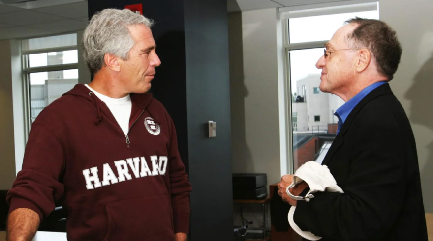 Νέες φωτογραφίες του Έπσταϊν και των καλεσμένων του στη δημοσιότητα: Προφυλακτικά «Τραμπ» και πάρτι με γυναίκες