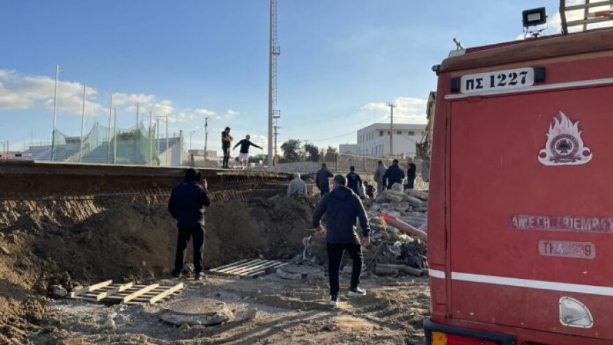 Υποχώρησαν κάγκελα σε αθλητικό κέντρο στη Νάξο, εργάτες έπεσαν σε τάφρο, δείτε φωτογραφίες