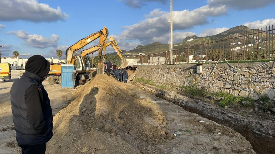 Υποχώρησαν κάγκελα σε αθλητικό κέντρο στη Νάξο, εργάτες έπεσαν σε τάφρο, δείτε φωτογραφίες