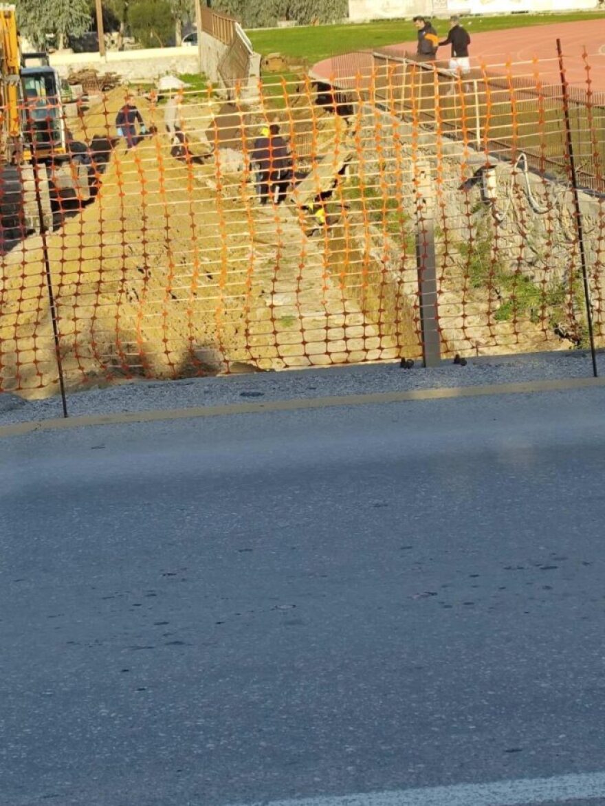 Υποχώρησαν κάγκελα σε αθλητικό κέντρο στη Νάξο, εργάτες έπεσαν σε τάφρο, δείτε φωτογραφίες