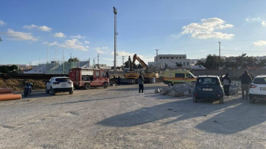 Υποχώρησαν κάγκελα σε αθλητικό κέντρο στη Νάξο, εργάτες έπεσαν σε τάφρο, δείτε φωτογραφίες