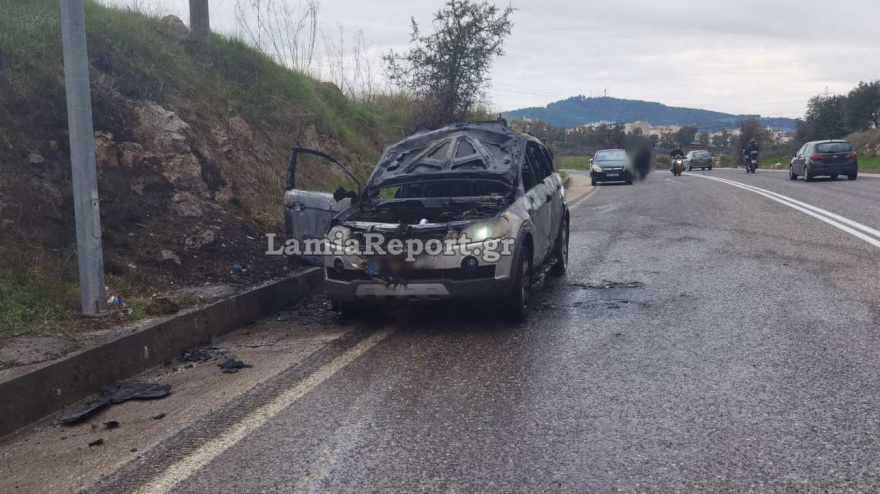 Δείτε βίντεο: Αυτοκίνητο τυλίχτηκε στις φλόγες εν κινήσει στη Λαμία, γλίτωσε ο οδηγός