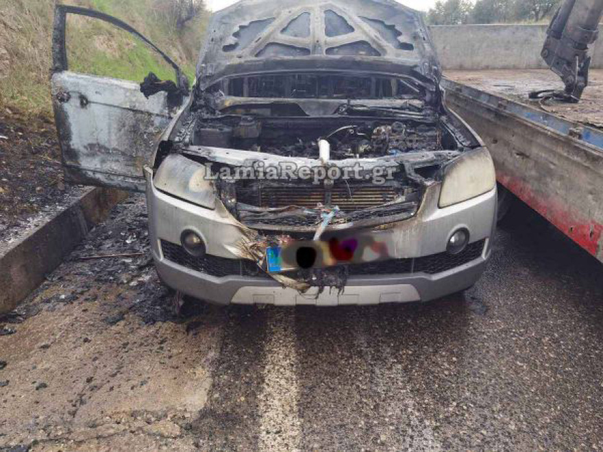 Δείτε βίντεο: Αυτοκίνητο τυλίχτηκε στις φλόγες εν κινήσει στη Λαμία, γλίτωσε ο οδηγός