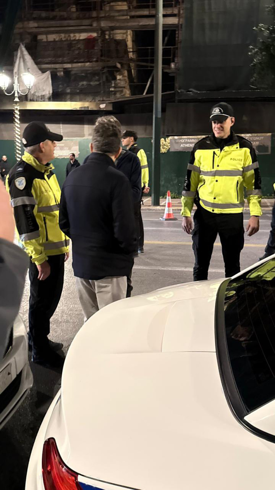 Επίσκεψη Μητσοτάκη σε μπλόκο της Τροχαίας στη Σταδίου: Έκανε αλκοτέστ για να δει πως γίνεται, δείτε φωτογραφίες
