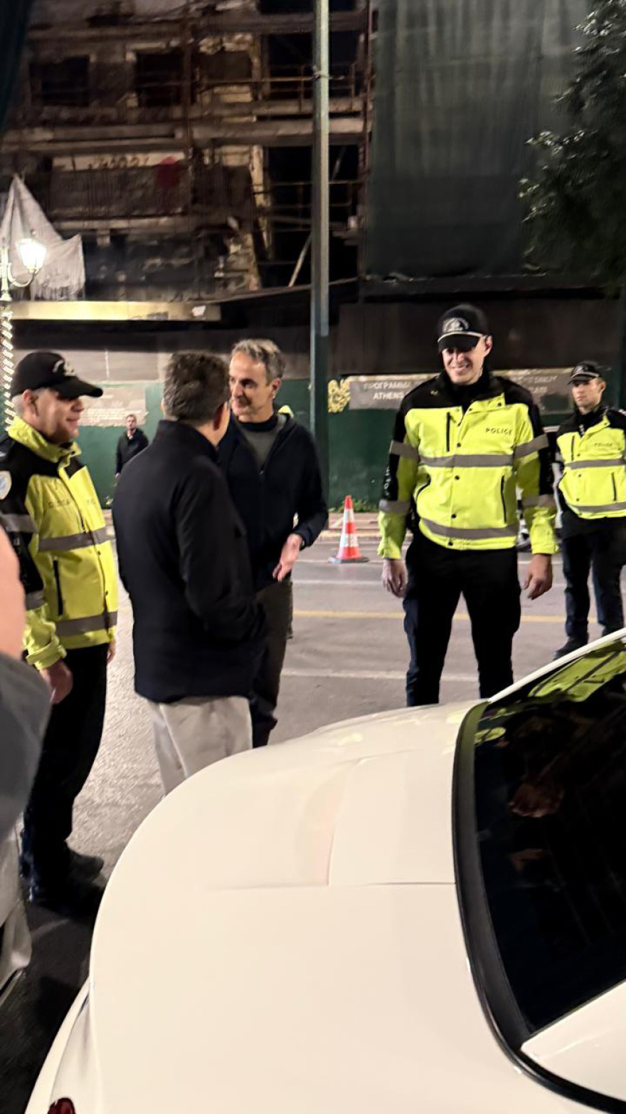 Επίσκεψη Μητσοτάκη σε μπλόκο της Τροχαίας στη Σταδίου: Έκανε αλκοτέστ για να δει πως γίνεται, δείτε φωτογραφίες