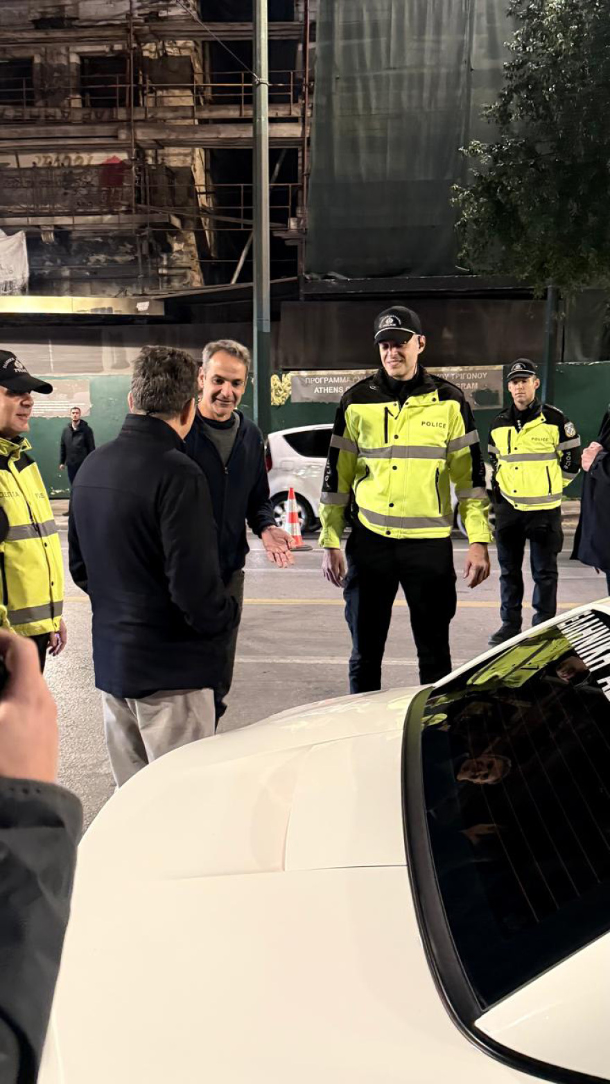 Επίσκεψη Μητσοτάκη σε μπλόκο της Τροχαίας στη Σταδίου: Έκανε αλκοτέστ για να δει πως γίνεται, δείτε φωτογραφίες