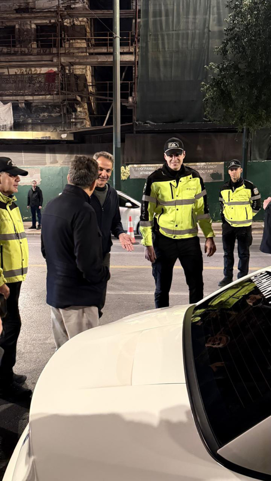 Επίσκεψη Μητσοτάκη σε μπλόκο της Τροχαίας στη Σταδίου: Έκανε αλκοτέστ για να δει πως γίνεται, δείτε φωτογραφίες