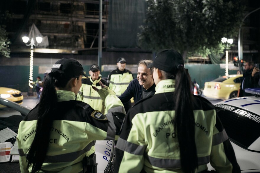 Επίσκεψη Μητσοτάκη σε μπλόκο της Τροχαίας στη Σταδίου: Έκανε αλκοτέστ για να δει πως γίνεται, δείτε βίντεο και φωτογραφίες