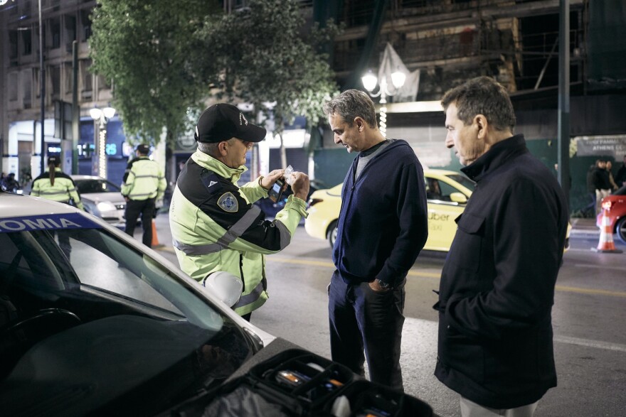 Επίσκεψη Μητσοτάκη σε μπλόκο της Τροχαίας στη Σταδίου: Έκανε αλκοτέστ για να δει πως γίνεται, δείτε βίντεο και φωτογραφίες