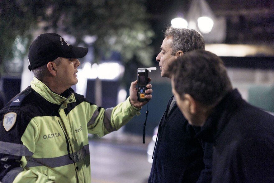 Επίσκεψη Μητσοτάκη σε μπλόκο της Τροχαίας στη Σταδίου: Έκανε αλκοτέστ για να δει πως γίνεται, δείτε βίντεο και φωτογραφίες