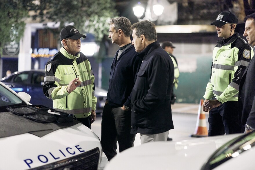 Επίσκεψη Μητσοτάκη σε μπλόκο της Τροχαίας στη Σταδίου: Έκανε αλκοτέστ για να δει πως γίνεται, δείτε βίντεο και φωτογραφίες