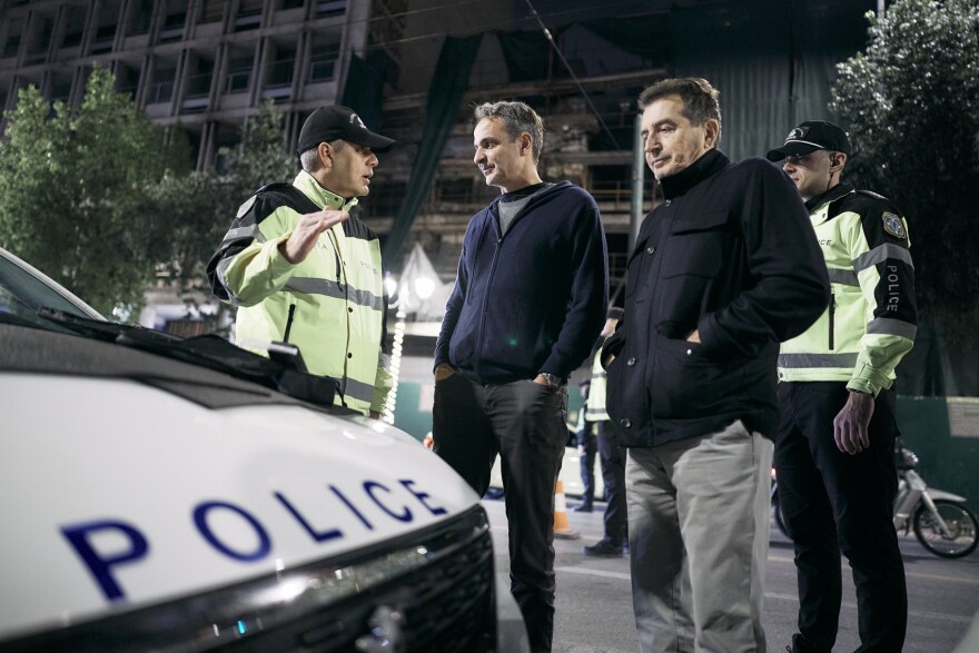 Επίσκεψη Μητσοτάκη σε μπλόκο της Τροχαίας στη Σταδίου: Έκανε αλκοτέστ για να δει πως γίνεται, δείτε βίντεο και φωτογραφίες