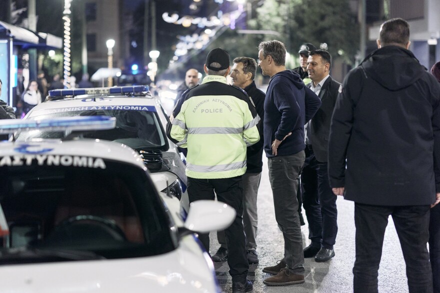 Επίσκεψη Μητσοτάκη σε μπλόκο της Τροχαίας στη Σταδίου: Έκανε αλκοτέστ για να δει πως γίνεται, δείτε βίντεο και φωτογραφίες